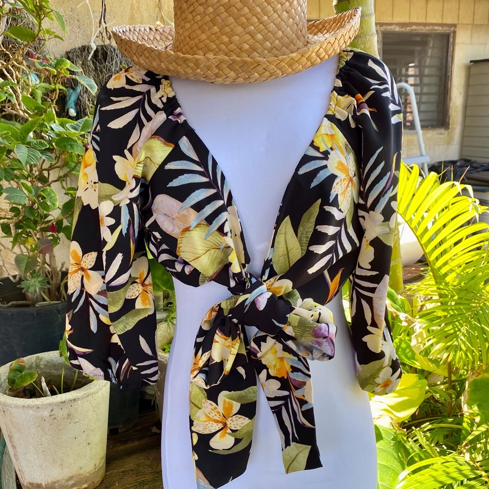 Super cute forever 21 high cropped three-quarter sleeve black floral tie front